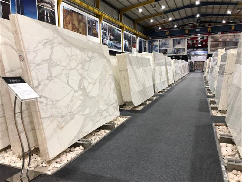 White marble slabs displayed for project material selection