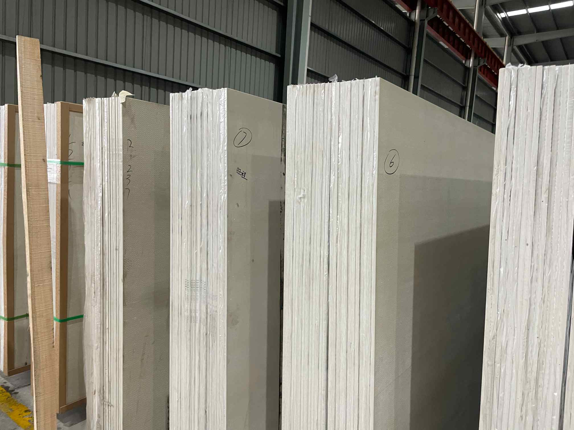 Sintered stone slabs prepared in wooden bundles before loading