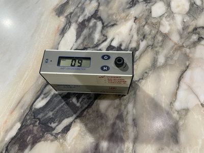 Checking the gloss level of the honed marble surface